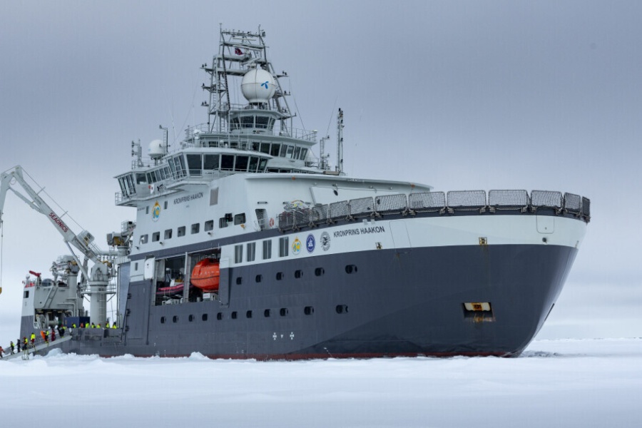 Kronprins Haakon, Norges isbryter og forskningsskip, manøvrerer i polare strøk.