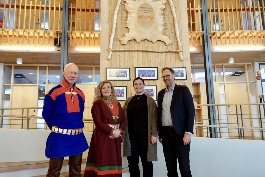 Representanter fra Senter for hav og Arktis og Sametingets administrasjon under dialogmøte i Karasjok. Foto tatt innendørs foran vegg med samisk kunst og gruppebilder.