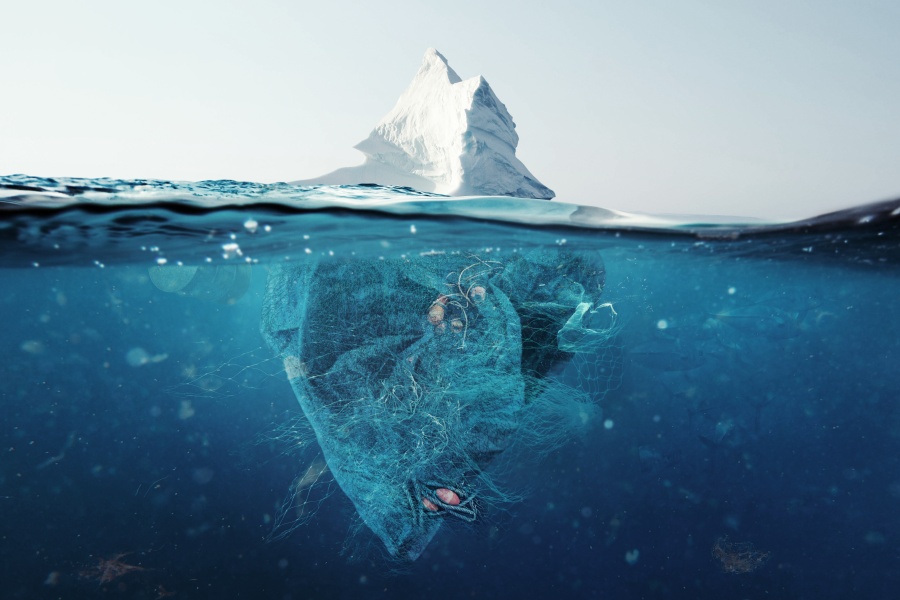 Isfjell i Arktis med synlig plast og fiskegarn under overflaten – illustrasjon av marin forsøpling i havet.