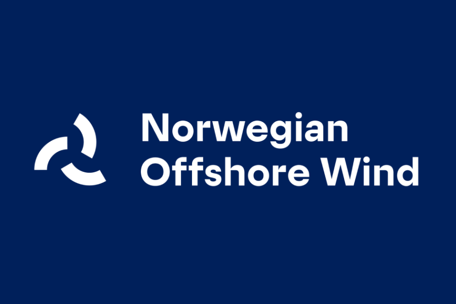 Logo for Norwegian Offshore Wind med et hvitt, stilisert vindturbin-symbol til venstre og teksten «Norwegian Offshore Wind» i hvit skrift til høyre på mørk blå bakgrunn.