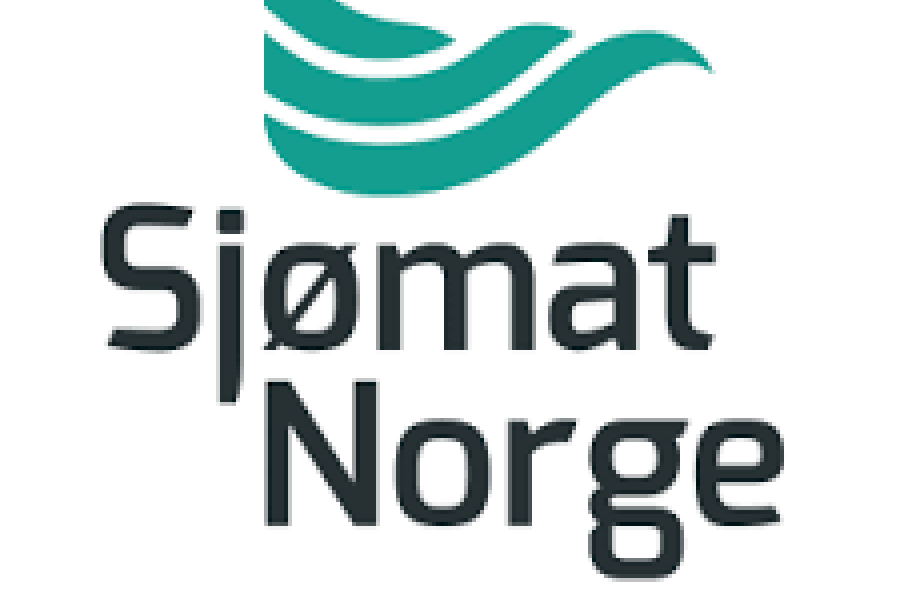 Logo for Sjømat Norge med tre turkise bølgelinjer øverst og teksten «Sjømat Norge» i mørk grå skrift under på hvit bakgrunn.