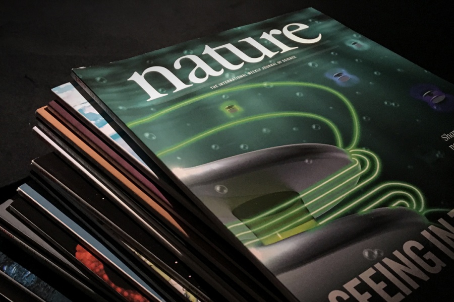 Stabel med tidsskriftet Nature, med forsiden av øverste utgave synlig i grønn- og svarttoner.