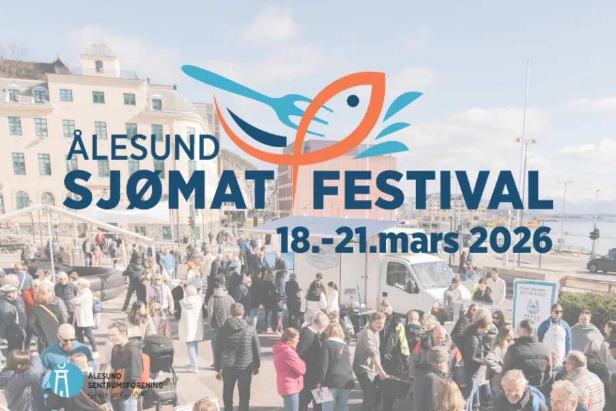 Reklamebanner for Ålesund Sjømatfestival med stor blå tekst «ÅLESUND SJØMAT FESTIVAL» og en oransje-blå logo som kombinerer en fisk og en gaffel. Under teksten står datoene «18.–21. mars 2026» i blått. Bakgrunnen viser et folkerikt byrom i Ålesund med boder og folk i en bygate foran lyse bygg og fjordlandskap på en klar dag.