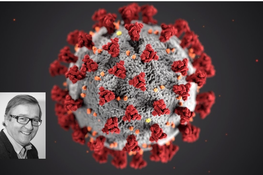 Illustrasjon av koronaviruset med røde pigger på en grå kuleformet overflate. Nederst til venstre er et innfelt svart-hvitt portrett av en mann.