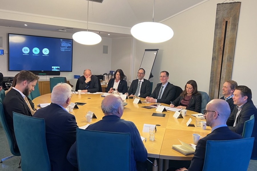 Deltakere samlet rundt møtebord under rundebordssamtalen om bærekraftig fôr ved UiT Norges arktiske universitet.