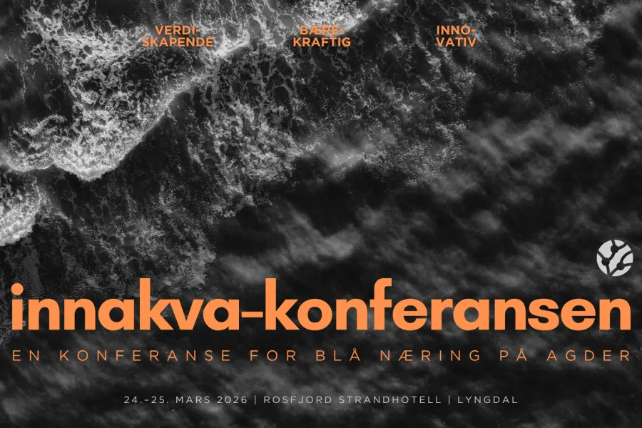 Plakat for Innakva-konferansen med sort-hvitt flyfoto av bølgeskum i bakgrunnen. Øverst står tre oransje ord med bindestreker: «VERDI­SKAPENDE», «BÆRE­KRAFTIG» og «INNO­VATIV». Midt på plakaten vises tittelen «innakva-konferansen» i stor oransje skrift, fulgt av undertittelen «En konferanse for blå næring på Agder». Nederst står arrangementets dato og sted i hvitt: «24.–25. mars 2026 | Rosfjord Strandhotell | Lyngdal». I nedre høyre hjørne er et lite hvitt rundt ikon med en stilisert gren mot en mørk bakgru