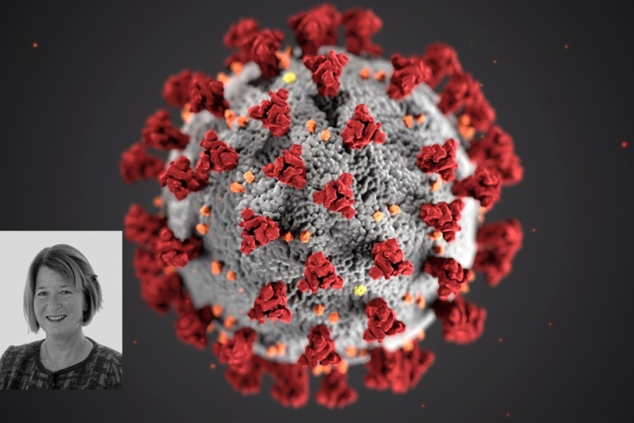 Illustrasjon av koronaviruset med røde pigger på en grå kuleformet overflate. Nederst til venstre er et innfelt svart-hvitt portrett av en kvinne.