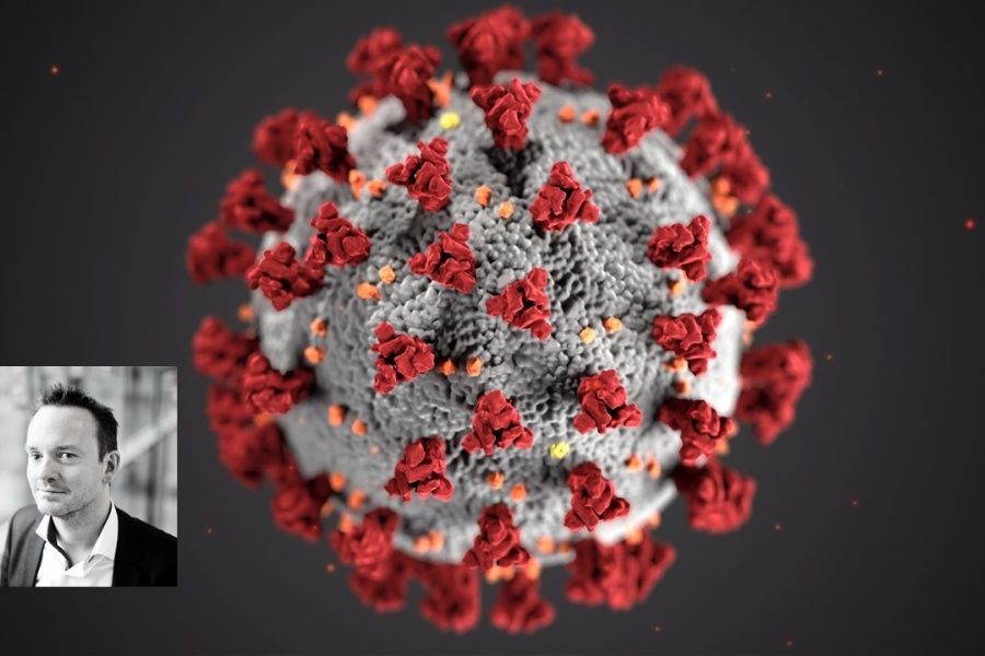 Illustrasjon av koronaviruset med røde pigger på en grå kuleformet overflate. Nederst til venstre er et innfelt svart-hvitt portrett av en mann.
