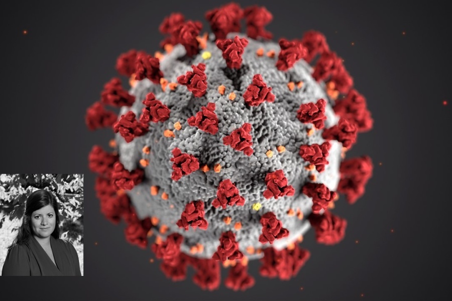 Illustrasjon av koronaviruset med røde pigger på en grå kuleformet overflate. Nederst til venstre er et innfelt svart-hvitt portrett av en kvinne.