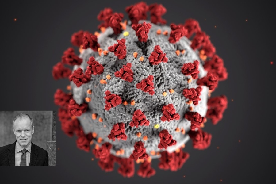 Portrett av en mann ved siden av en 3D-modell av koronaviruset. 