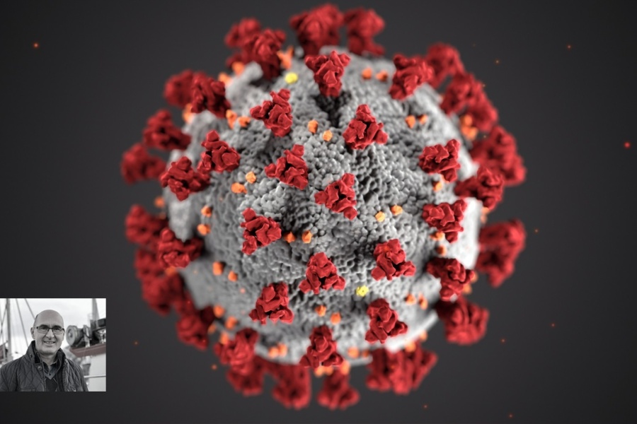 Illustrasjon av koronaviruset med røde pigger på en grå kuleformet overflate. Nederst til venstre er et innfelt svart-hvitt portrett av en mann.