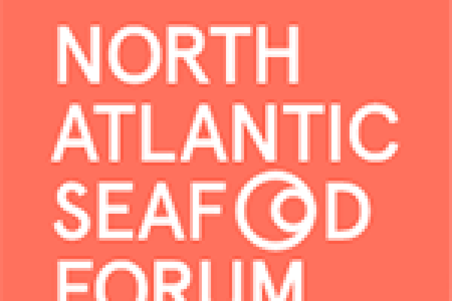 Korallfarget rektangulær bakgrunn med hvit blokktekst som danner «North Atlantic Seafood Forum» i fire linjer; O-ene i ordet «Seafood» går inn i hverandre som en stor O med en liten O inni.