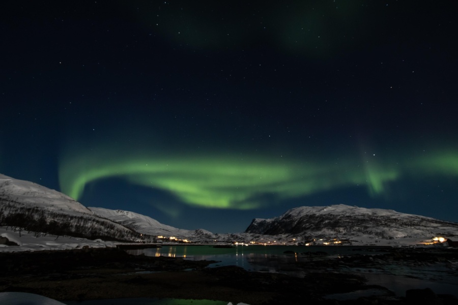 Grønt nordlys på mørk himmel