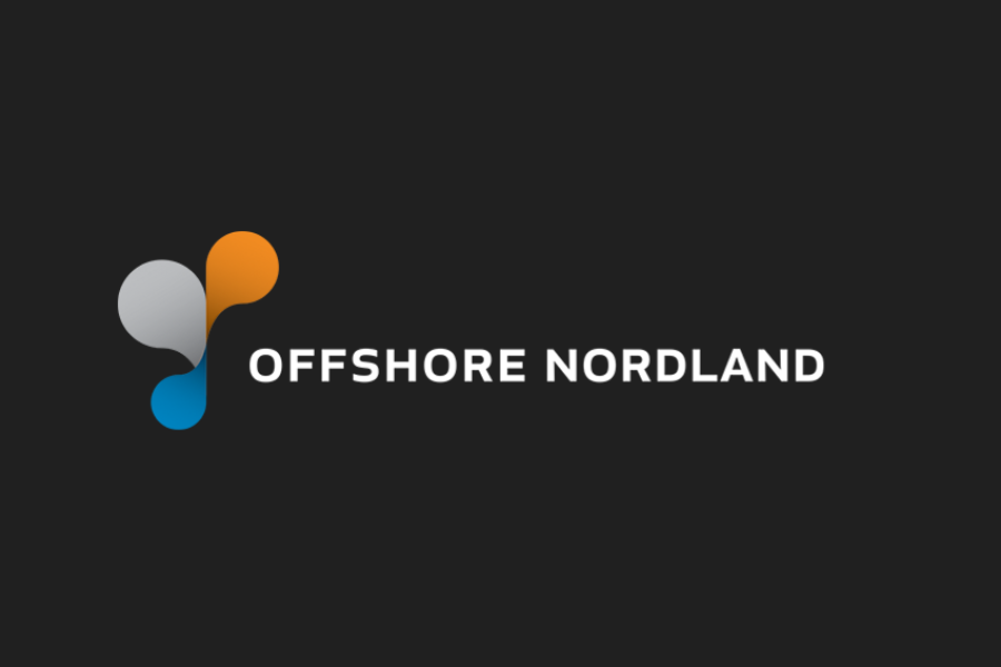 Logo for Offshore Nordland på sort bakgrunn: tre overlappende dråpelignende former i grått, oransje og blått til venstre, og ordene «OFFSHORE NORDLAND» i hvitt til høyre.