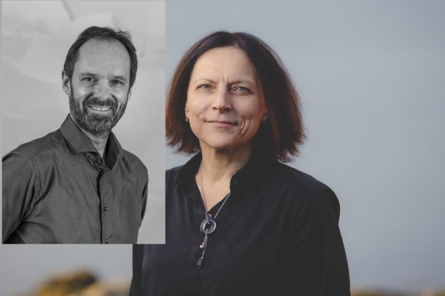 Portrett av en kvinne utendørs med grå bakgrunn. I venstre hjørne er et innfelt svart-hvitt portrett av en mann som smiler.