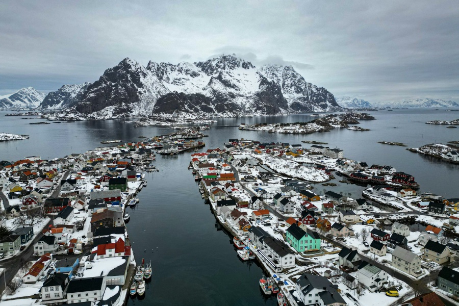 Vinter i et fiskevær, bosetning på begge sider av en vannet
