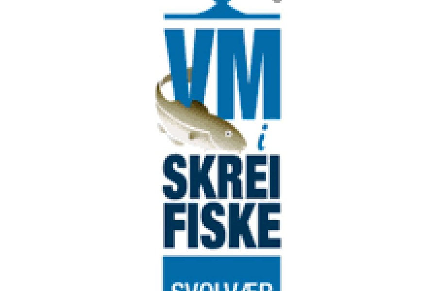 Vertikal logo for VM i skreifiske i Svolvær: øverst et blått stilisert tak eller båt, deretter store blå bokstaver «VM» med en grønn-gull skreifisk som svømmer diagonalt over M-en. Under står teksten «i SKREI FISKE» i hvitt på blå bakgrunn, og nederst «SVOLVÆR» i hvitt i en blå boks.