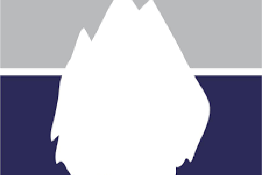 Hvit, stilisert fjell- eller isfjellform som deler en bakgrunn i to: den øvre delen er lys grå og den nedre mørk blå.