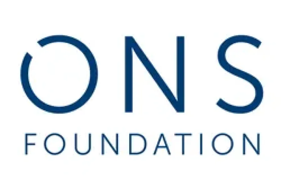 Logo for ONS Foundation, med hvit tekst og bølgeformet symbol på mørk blå bakgrunn.