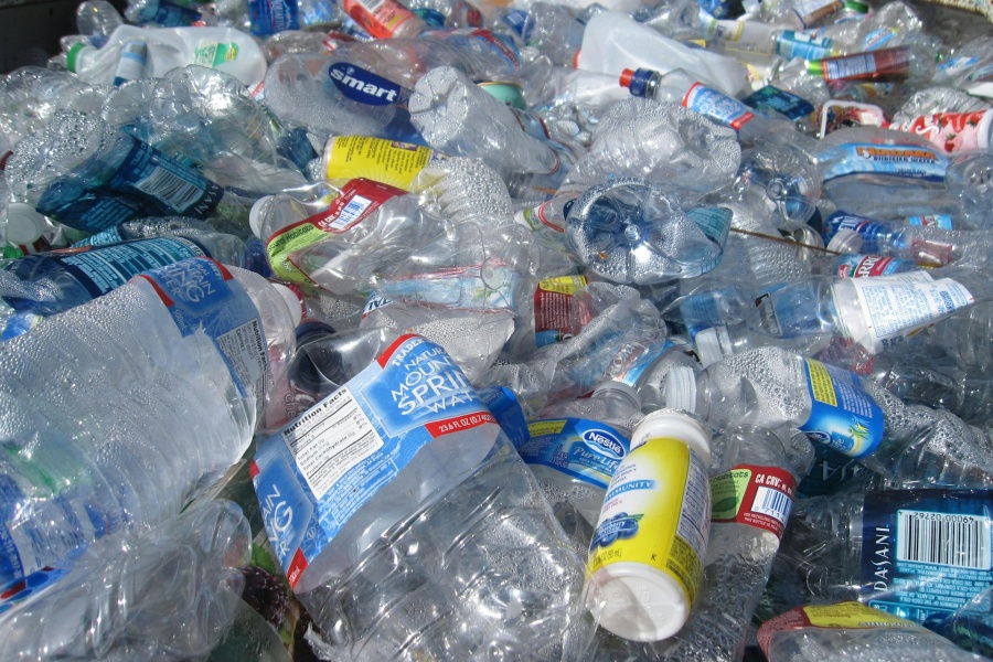 Nærbilde av tomme plastikkflasker