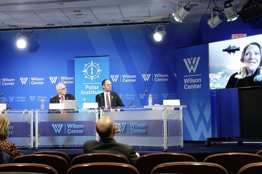 Paneldebatt ved Wilson Center arrangert av Polar Institute, med tre deltakere på scenen og en kvinne som deltar via videolink på skjerm.