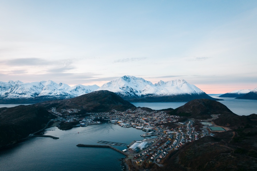 Flyfoto av et kystsamfunn i Nord-Norge. 