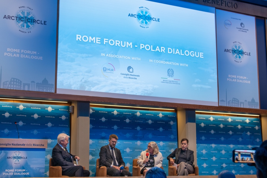 Mennesker på en scene under Arctic Circle Rome Forum 