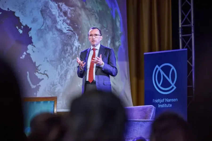 Mann står på scenen å snakker. 