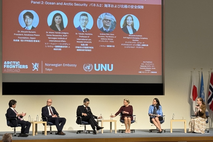 Paneldebatt om hav- og arktisk sikkerhet under Arctic Frontiers Tokyo 2026 ved FN-universitetet i Tokyo, med norske og japanske eksperter på scenen foran et publikum.