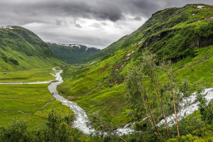 Grønn natur, fjell og foss