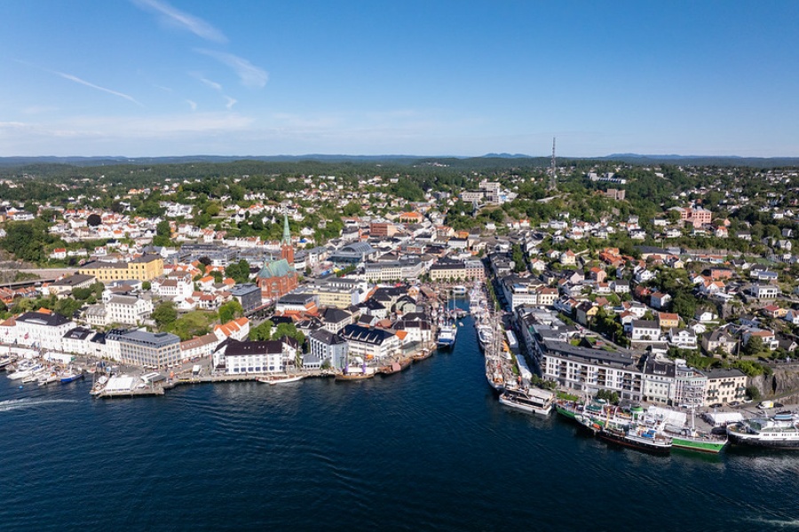 Et flyfoto av Arendal by.