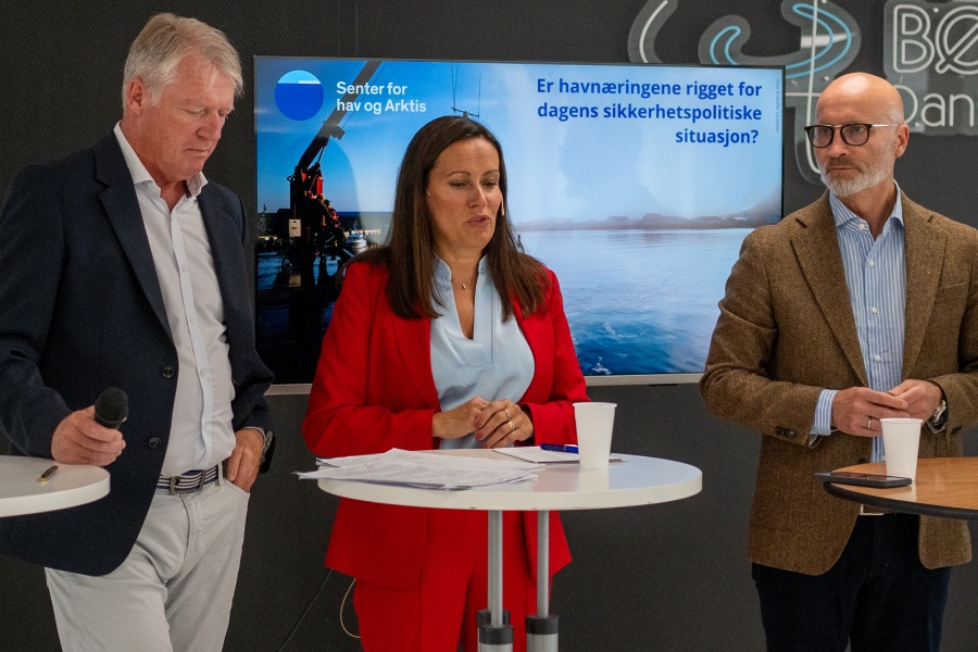 Tre personer i samtale under Senter for hav og Arktis’ arrangement om havnæringenes rolle i dagens sikkerhetspolitiske situasjon under Arendalsuka.