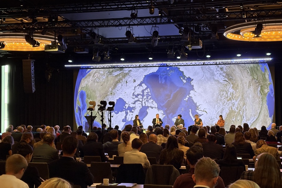 Et bilde av publikum og en scene. 