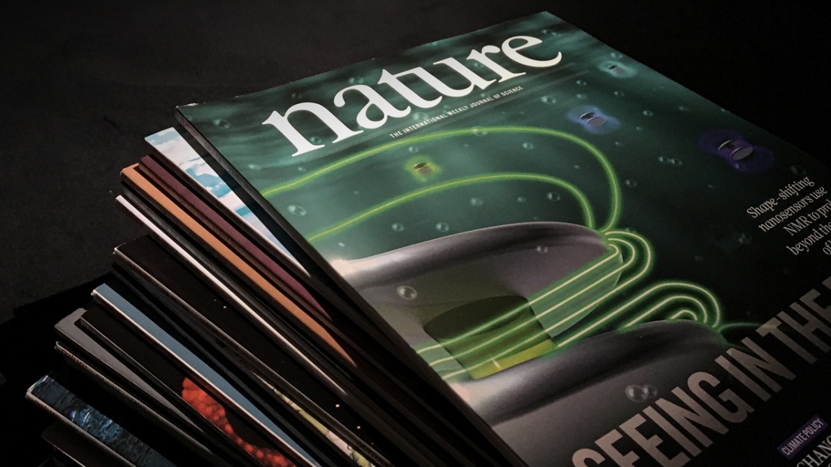 Stabel med tidsskriftet Nature, med forsiden av øverste utgave synlig i grønn- og svarttoner.