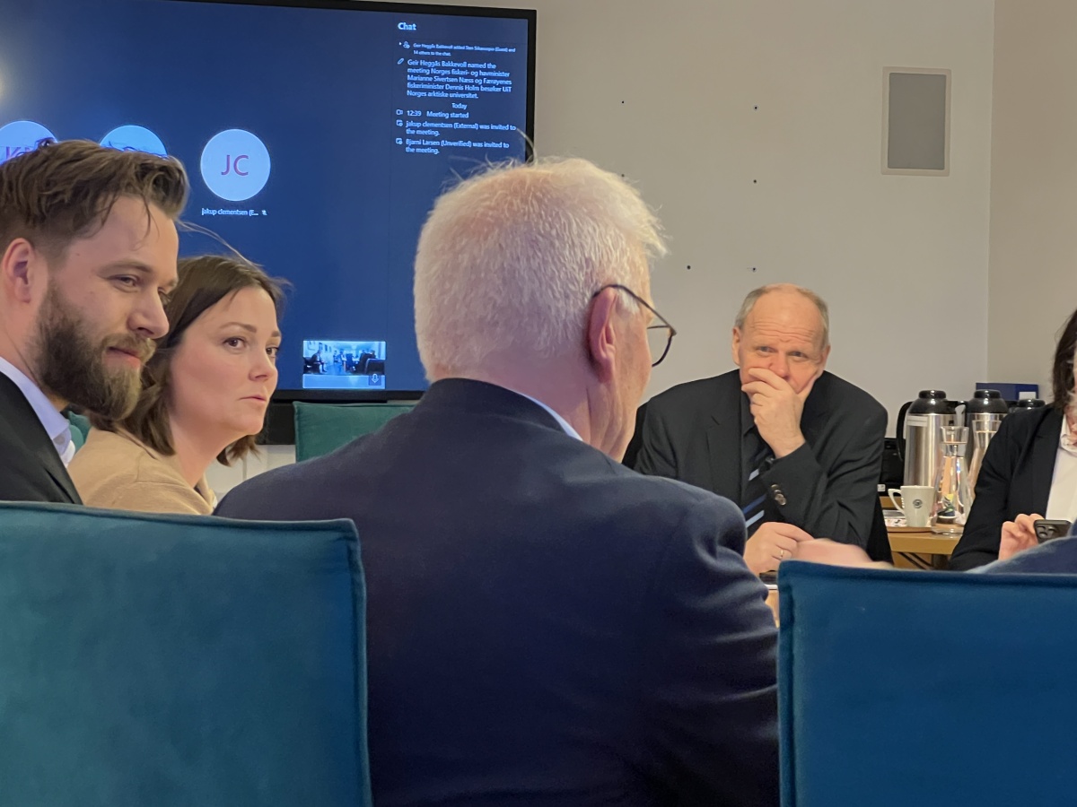 Nærbilde av deltakere i samtale under rundebordet om bærekraftig fôr ved UiT Norges arktiske universitet, arrangert av Senter for hav og Arktis.