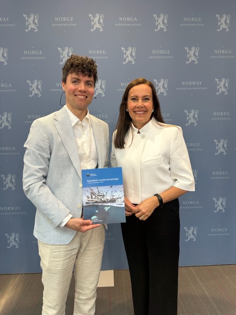 Vebjørn Jacobsen Melum og Marianne Sivertsen Næss med rapporten under Forum for sameksistens 2026