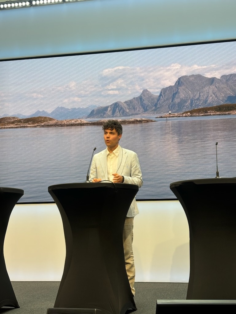 Vebjørn Jacobsen Melum holder innlegg under Forum for sameksistens 2026