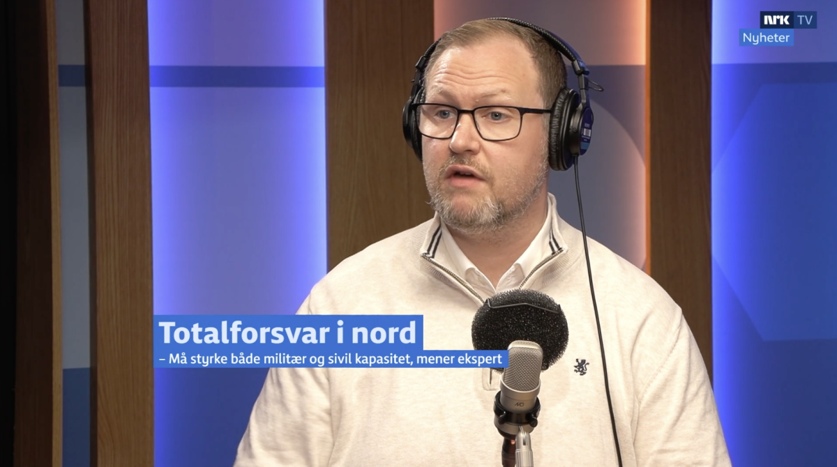 Erlend Svardal intervjues på NRK om totalforsvaret i nord.