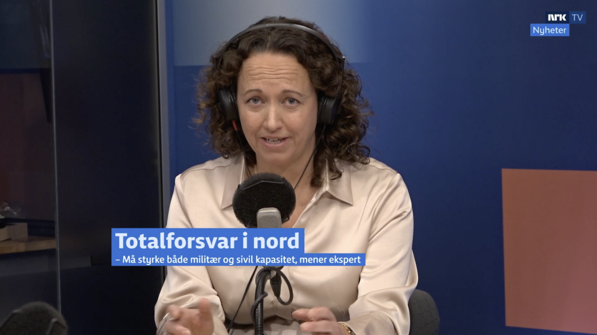 Kristine Kallset (Ap) intervjues i NRK-studio om totalforsvaret i nord.