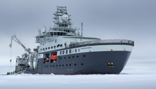 Kronprins Haakon, Norges isbryter og forskningsskip, manøvrerer i polare strøk.