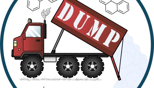 Illustrasjon av lastebil som tømmer snø med kjemiske symboler i bakgrunnen. Logo for prosjektet DUMP, som undersøker miljøgifter i brøytesnø.