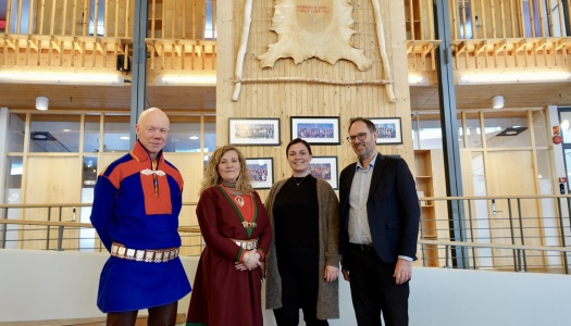 Representanter fra Senter for hav og Arktis og Sametingets administrasjon under dialogmøte i Karasjok. Foto tatt innendørs foran vegg med samisk kunst og gruppebilder.