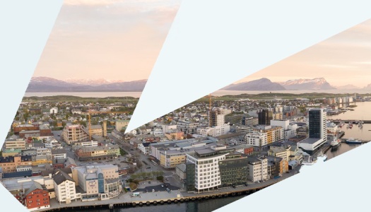 Panorama av Bodø by ved kysten i kveldssol, med fjell og hav i bakgrunnen. Grafiske lyseblå former rammer inn bildet, og teksten viser «Bodø 2025» og logoen til Agenda Nord-Norge.
