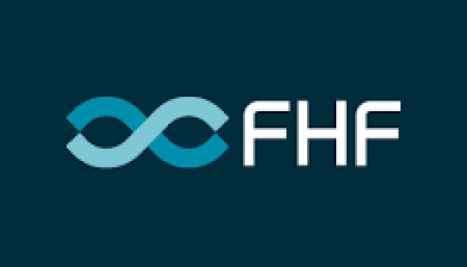 Logo for FHF – Fiskeri- og havbruksnæringens forskningsfinansiering. Logoen viser et stilisert bølgemønster i turkise nyanser til venstre for hvite bokstaver «FHF» på mørk blå bakgrunn.