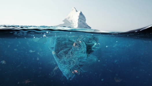 Isfjell i Arktis med synlig plast og fiskegarn under overflaten – illustrasjon av marin forsøpling i havet.
