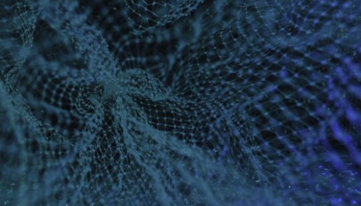 Nærbilde av et sammenfiltret fiskegarn under vann, opplyst av blå og grønne nyanser. Nettets tråder danner et komplekst mønster som illustrerer både struktur og kaos i det marine miljøet.