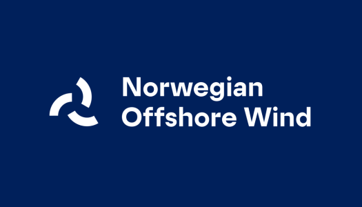Logo for Norwegian Offshore Wind med et hvitt, stilisert vindturbin-symbol til venstre og teksten «Norwegian Offshore Wind» i hvit skrift til høyre på mørk blå bakgrunn.