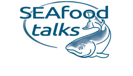 Logo for SEAfood Talks med teksten «SEAfood talks» i blå skrift. En fisk svømmer oppover fra høyre side av logoen, og en buet linje rammer inn teksten ovenfra og nedenfra.