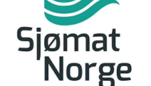 Logo for Sjømat Norge med tre turkise bølgelinjer øverst og teksten «Sjømat Norge» i mørk grå skrift under på hvit bakgrunn.