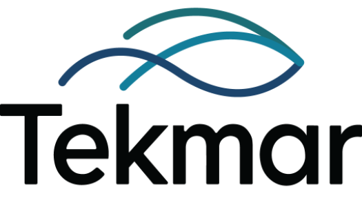 Tekmar-logo med mørk blå og turkis bølgeform over teksten «Tekmar». 